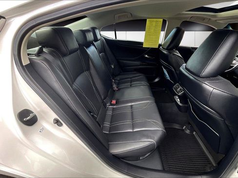 Used 2025 Lexus ES 300h w/ Luxury Package image 29