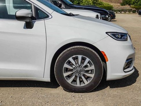 Certified 2023 Chrysler Pacifica Touring-L image 8