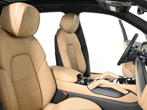Used 2026 Porsche Cayenne AWD/4WD image 25