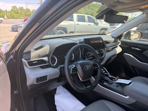 Used 2025 Toyota Highlander XLE AWD/4WD image 4