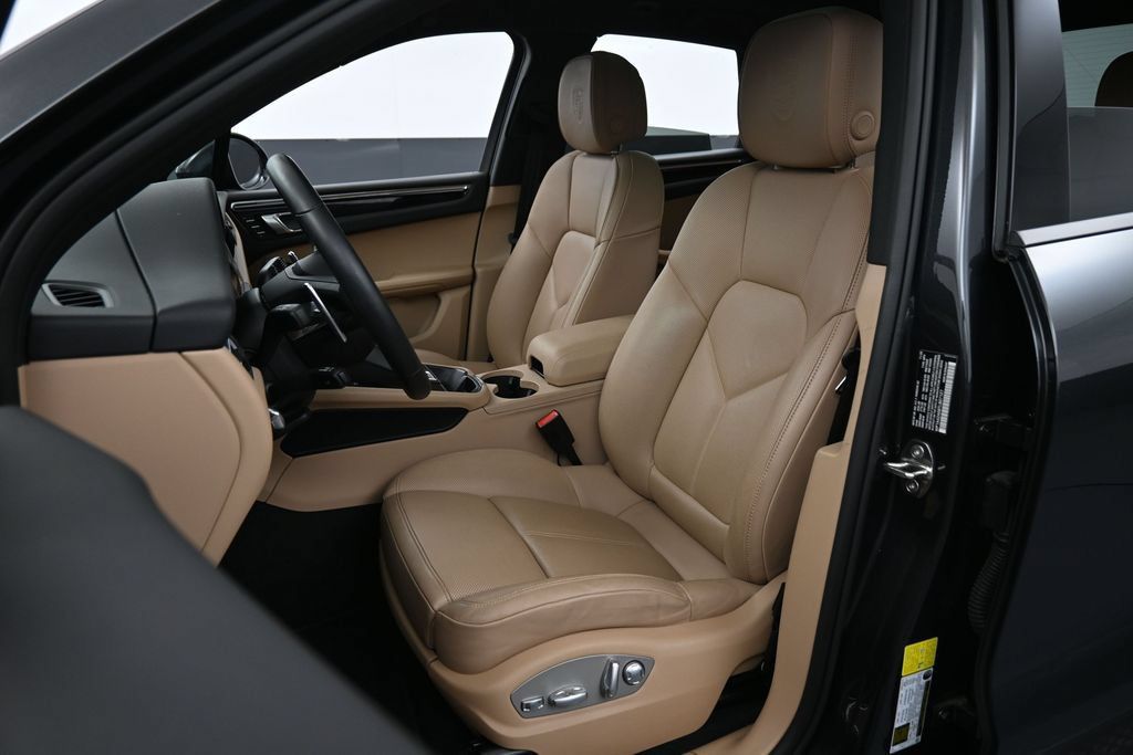 Certified 2026 Porsche Macan AWD/4WD image 5