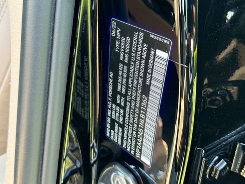 Certified 2022 Porsche Macan AWD/4WD image 34