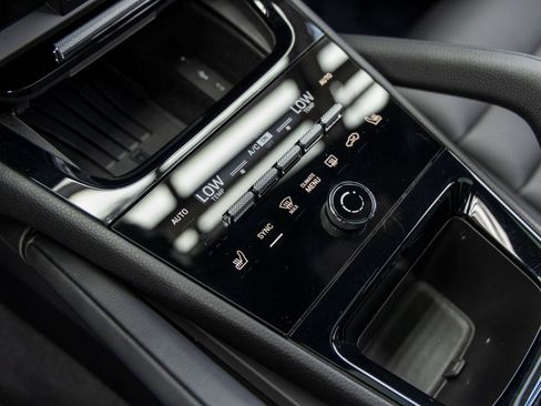 Certified 2025 Porsche Cayenne AWD/4WD image 36