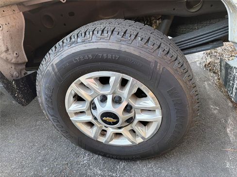 Used 2025 Chevrolet Silverado 2500 LT w/ Convenience Package image 15