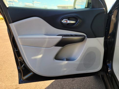 Used 2019 Jeep Cherokee Limited image 8