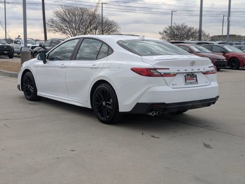 Used 2025 Toyota Camry SE image 9
