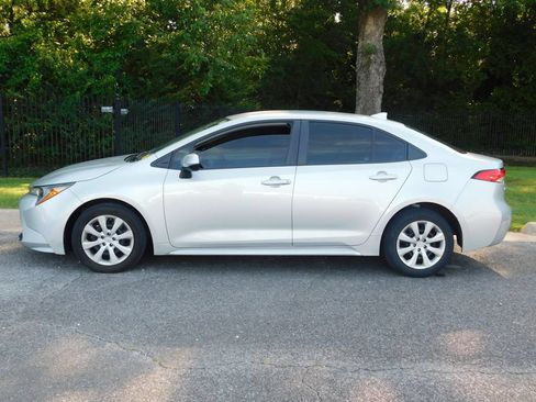 Used 2023 Toyota Corolla LE FWD image 2