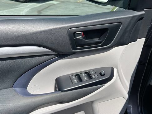 Used 2019 Toyota Highlander LE AWD/4WD image 28