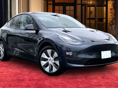 Used 2024 Tesla Model Y Long Range AWD/4WD image 2