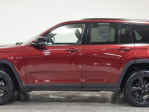 Used 2023 Jeep Grand Cherokee Altitude image 5