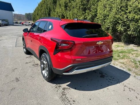 New 2026 Chevrolet Trax LT w/ LT Convenience Package FWD image 3