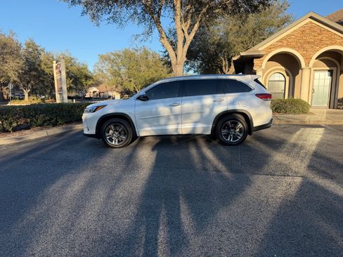Used 2019 Toyota Highlander Limited Platinum image 2