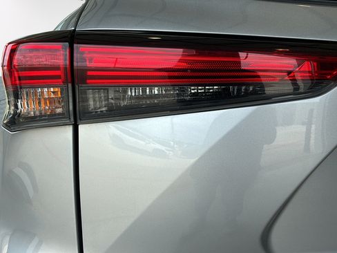 Used 2022 Toyota Highlander LE FWD image 39
