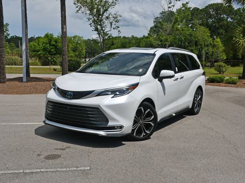 Certified 2025 Toyota Sienna Platinum FWD image 6