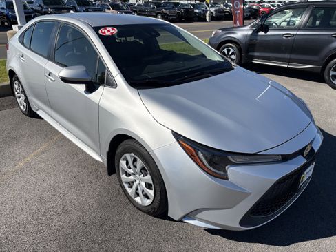 Used 2022 Toyota Corolla LE image 2