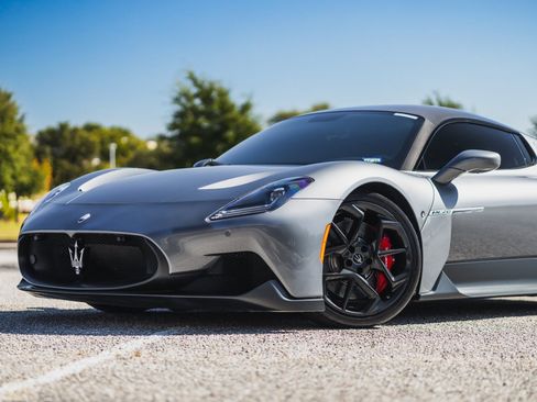 Used 2022 Maserati MC20 Coupe image 3