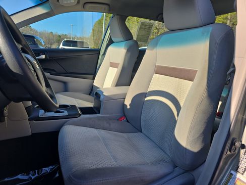 Used 2014 Toyota Camry L image 15