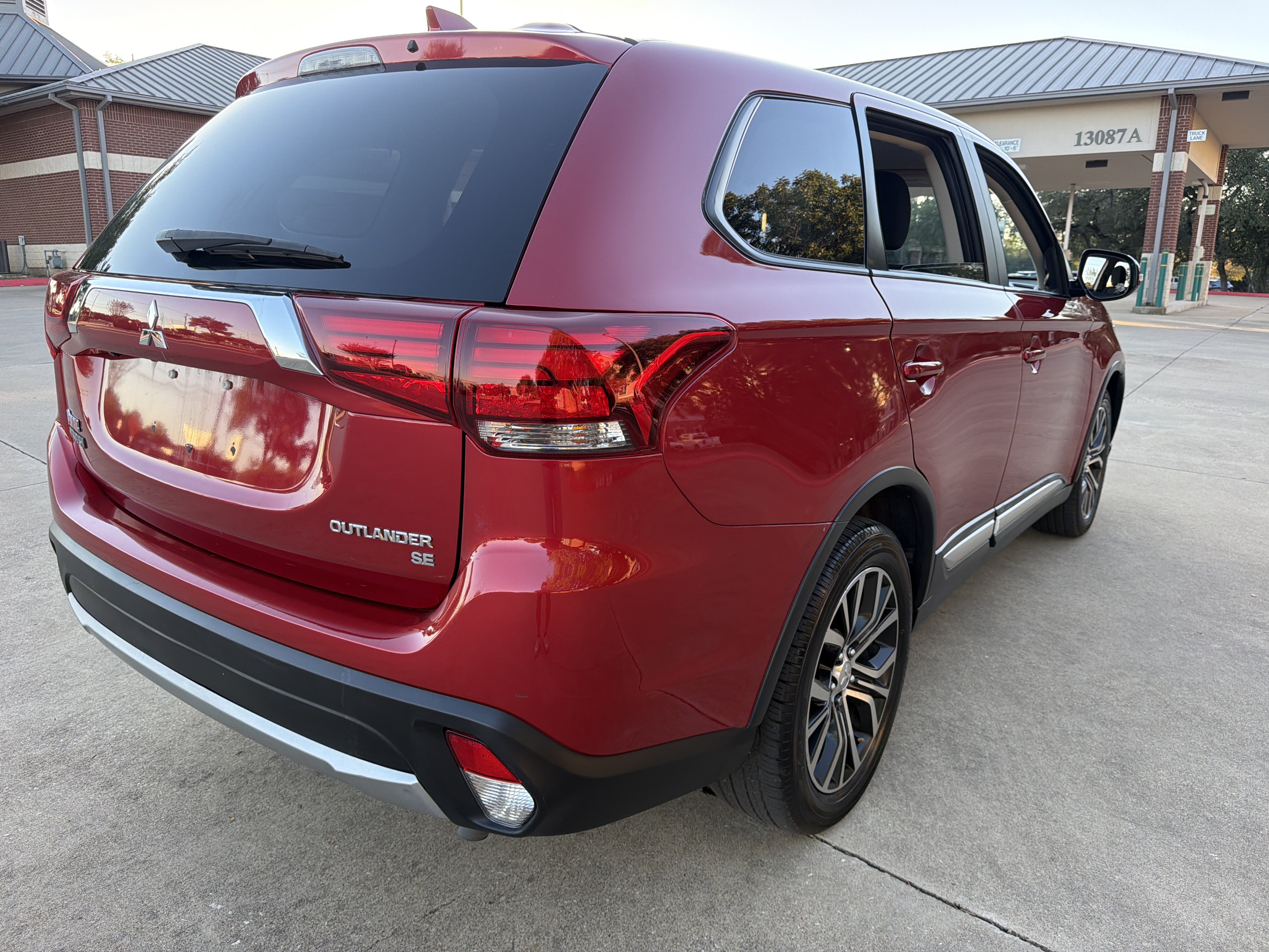 Used 2018 Mitsubishi Outlander SE FWD image 7