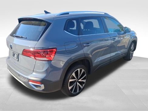 Used 2023 Volkswagen Taos SE w/ Panoramic Sunroof Package FWD image 11