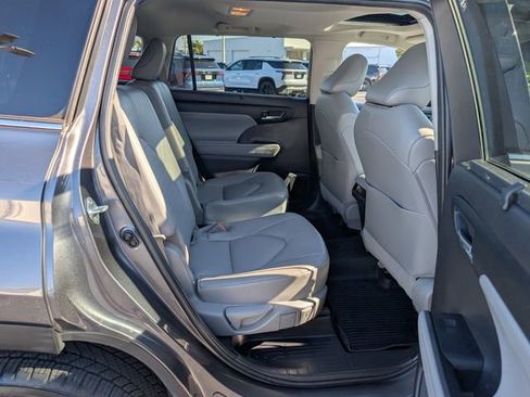Used 2022 Toyota Highlander XLE image 19