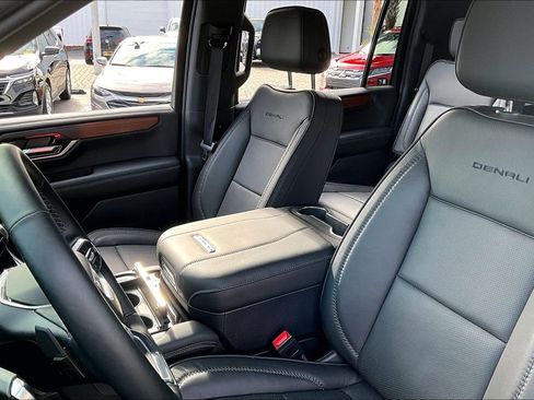 Used 2025 GMC Yukon XL Denali image 20