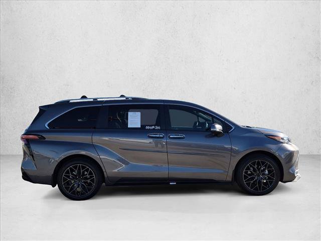Used 2024 Toyota Sienna Platinum FWD image 4