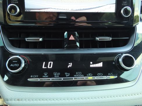 Used 2020 Toyota Corolla SE FWD image 24