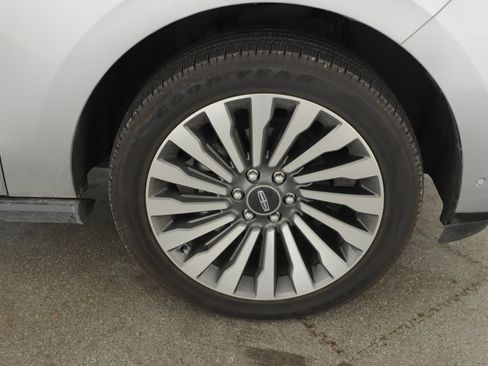 Used 2021 Lincoln Navigator Reserve w/ Luxury Package image 2