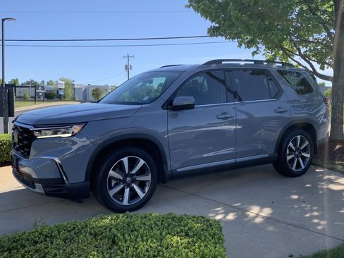 Used 2025 Honda Pilot Touring image 5