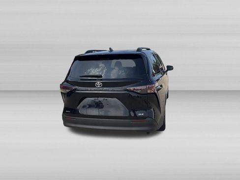 Used 2026 Toyota Sienna XLE FWD image 6