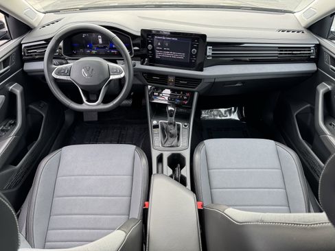 Used 2025 Volkswagen Jetta SE image 31