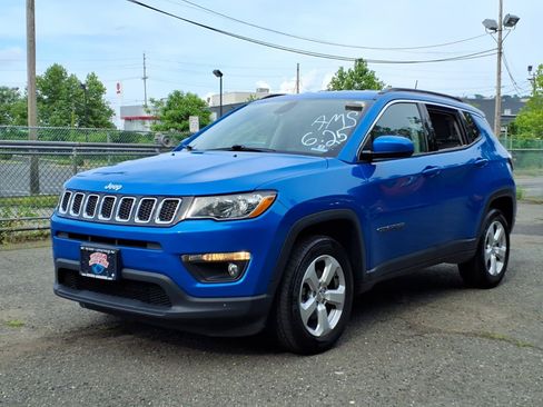 Used 2019 Jeep Compass Latitude w/ Popular Equipment Group AWD/4WD image 3