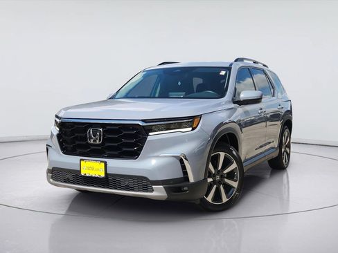 Used 2025 Honda Pilot Touring image 1