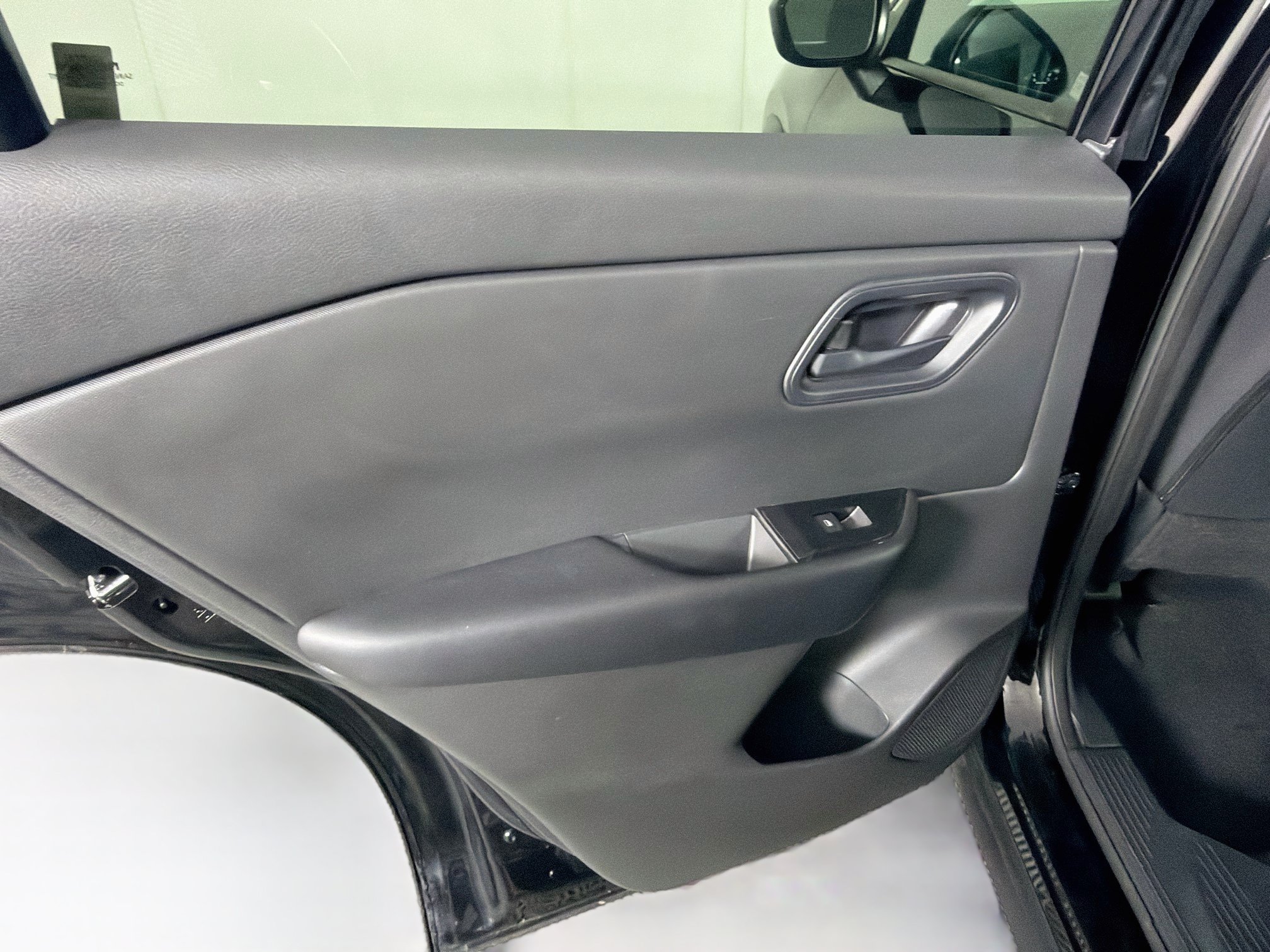 Used 2024 Nissan Rogue S FWD image 25