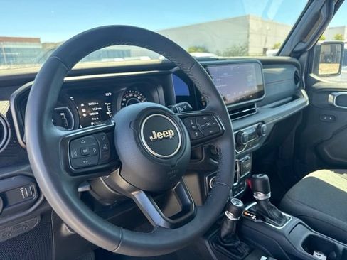 Used 2025 Jeep Wrangler Unlimited Rubicon AWD/4WD image 10