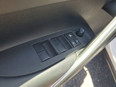 Used 2022 Toyota Corolla Cross LE w/ Moonroof Package FWD image 9