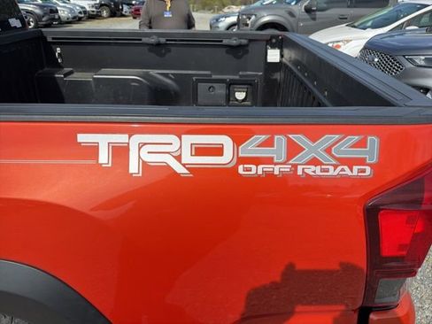Used 2018 Toyota Tacoma TRD Off-Road image 7