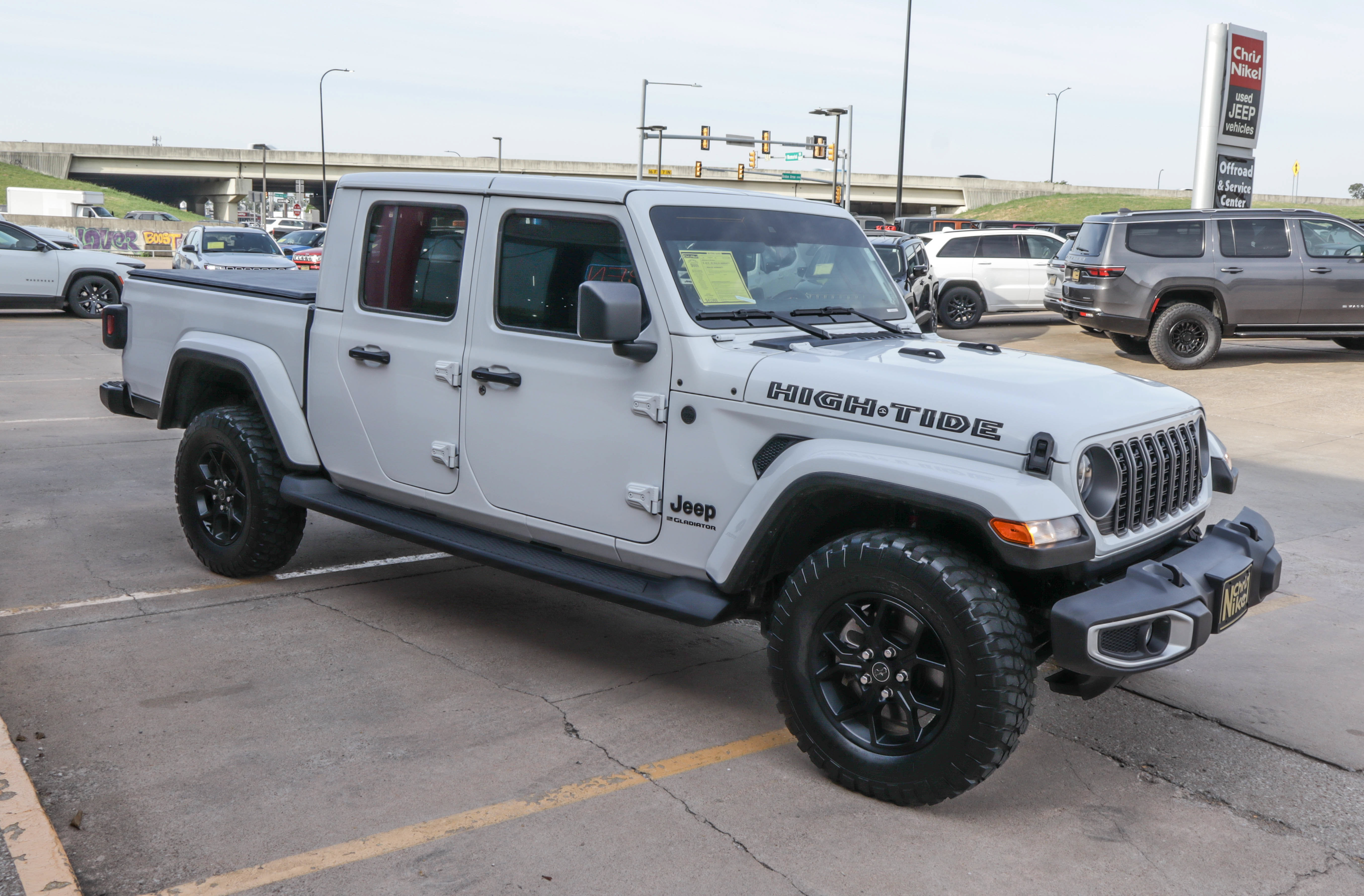 Used 2025 Jeep Gladiator Sport AWD/4WD image 4