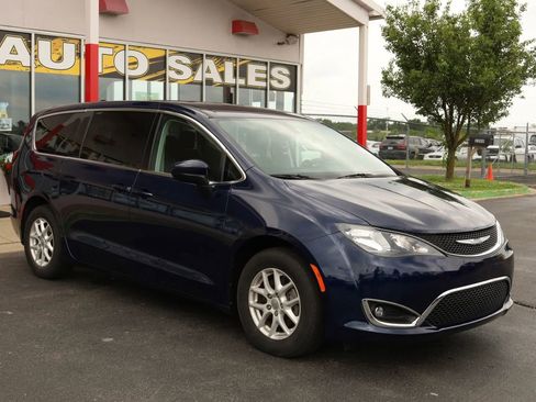 Used 2017 Chrysler Pacifica Touring FWD image 3
