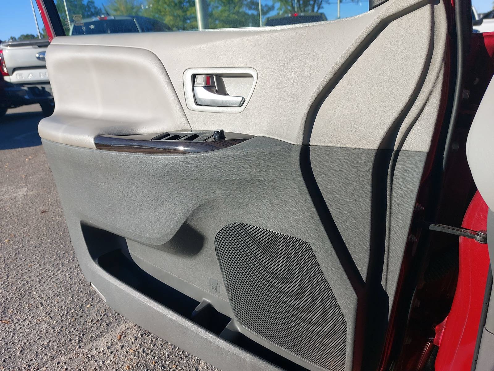 Used 2016 Toyota Sienna XLE Premium FWD image 28