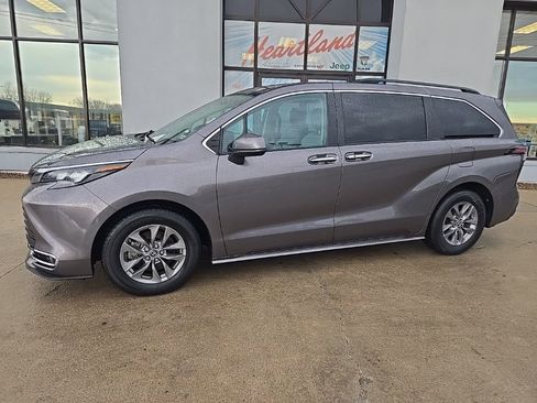 Used 2024 Toyota Sienna XLE image 4