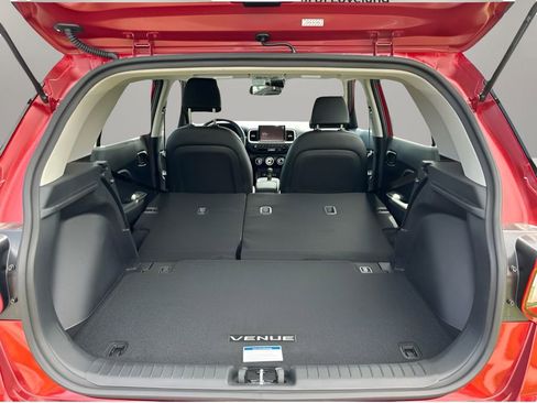 Used 2024 Hyundai Venue Limited image 9