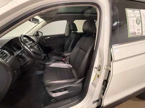Used 2018 Volkswagen Tiguan SE w/ Panoramic Sunroof Package AWD/4WD image 12