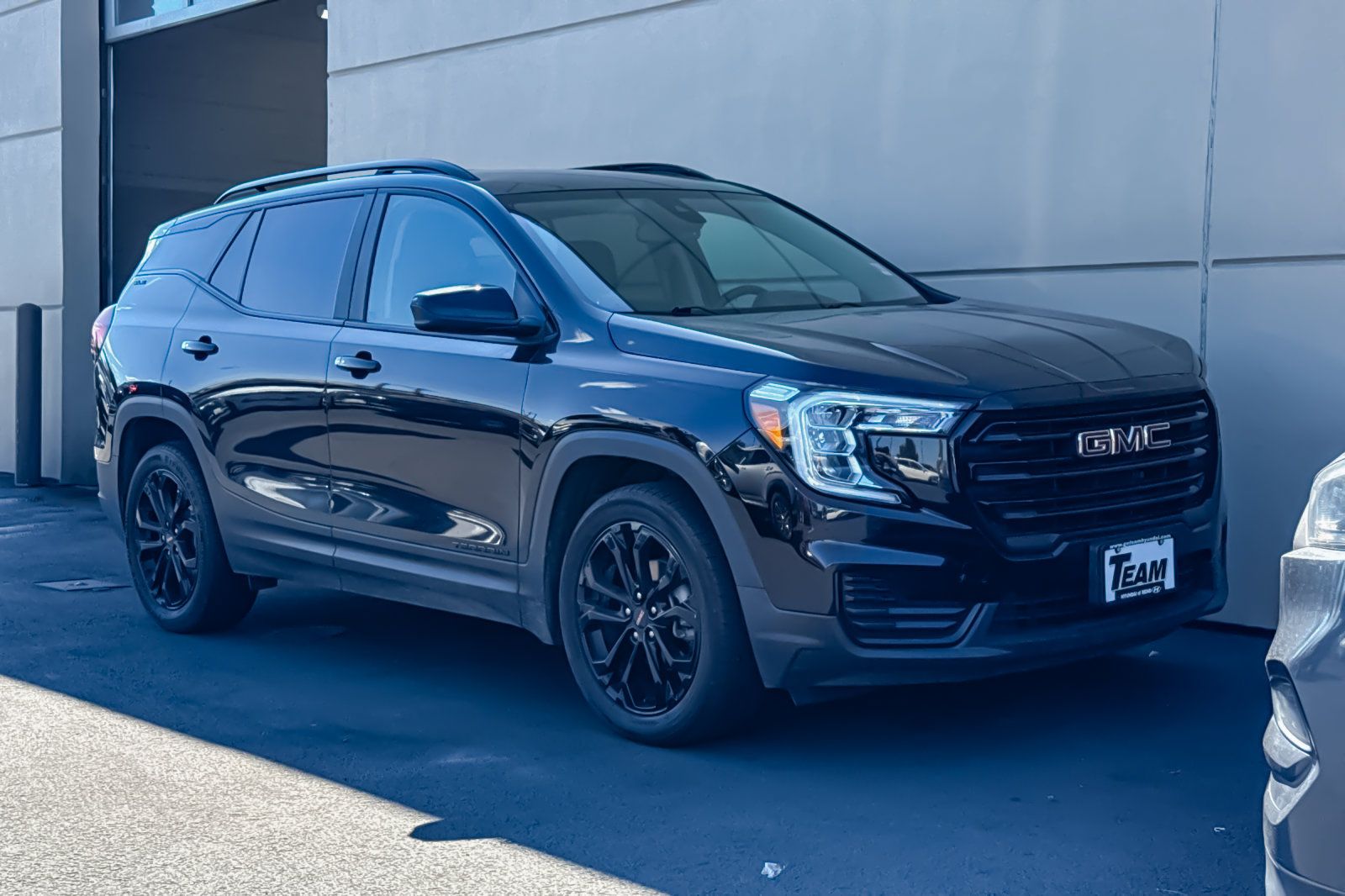 Used 2022 GMC Terrain SLE w/ Driver Convenience Package FWD image 2