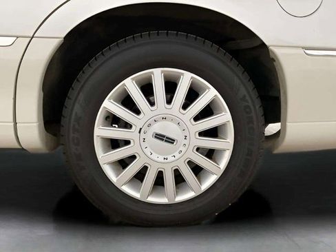 Used 2005 Lincoln Town Car Signature image 25