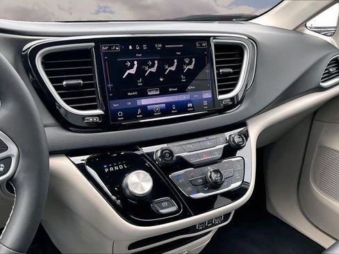 Used 2024 Chrysler Pacifica Touring-L FWD image 9