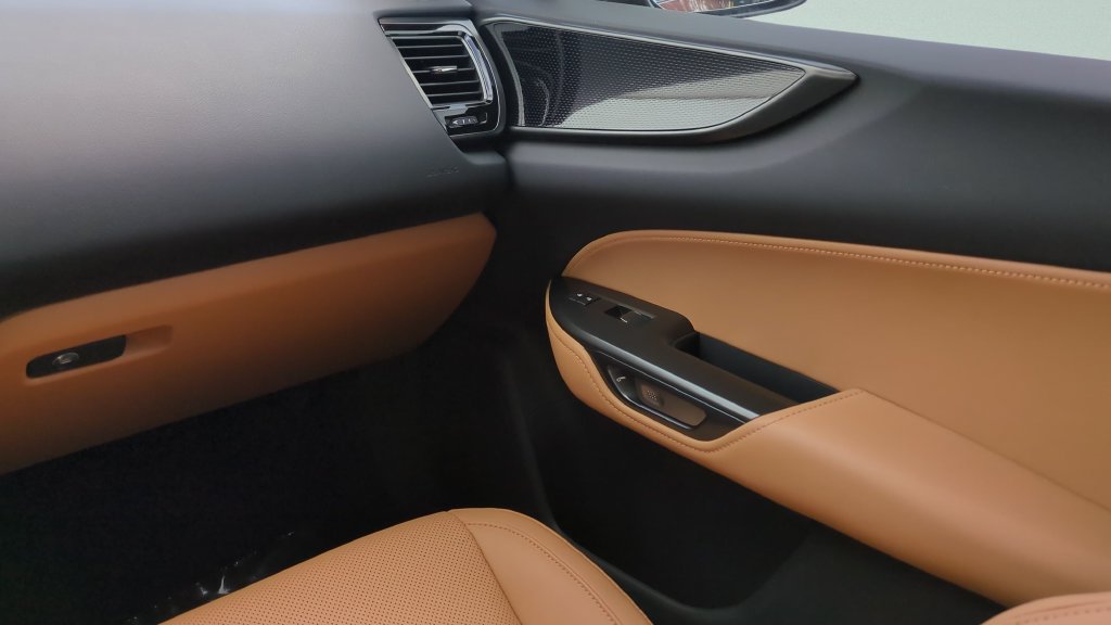 Used 2025 Lexus NX 250 FWD w/ Towing Package (2000 Lbs) image 13