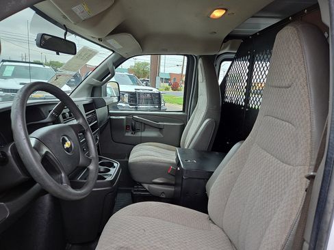 Used 2016 Chevrolet Express 2500 RWD image 12