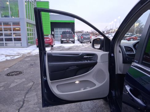 Used 2013 Chrysler Town & Country Touring image 11