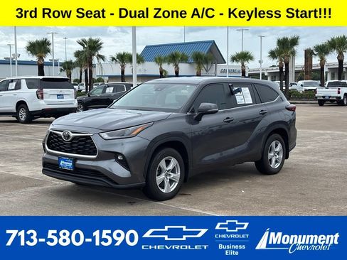 Used 2024 Toyota Highlander LE AWD/4WD image 1